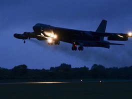 Americk bombardr B-52H startuje na cvien BALTOPS ze zkladny v britskm...