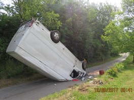 Dvacetilet idika vyjela ze silnice a po destkch metr klouzn po trv...