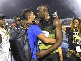 Usain Bolt se zrac s jihoafrickm sprinterem Waydem van Niekerkem.