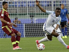 Anglick fotbalista Ademola Lookman (vpravo) se sna kontrolovat m ped...