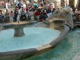 Fontana della Barcaccia ve tvaru loky pod panlskmi schody na Piazza di...