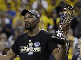 Kevin Durant z Golden State s cenou pro nejuitenjho hre finle.