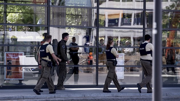 Policie zasahuje po stelb u Mnichova. tonk zranil ti lidi. (13.6. 2017)