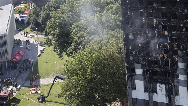 Budova Grenfell Tower v Londn den po niivm poru. (15.6. 2017)