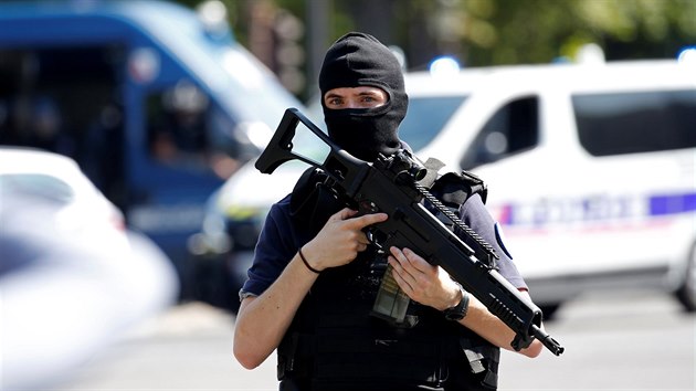 Policist hldkuj  v okol pask tdy Champs-Elyses, kde tonk najel autem do policejn dodvky. (19.6. 2017)