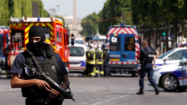 Policist hldkuj  v okol pask tdy Champs-Elyses, kde tonk najel autem do policejn dodvky. (19.6. 2017)