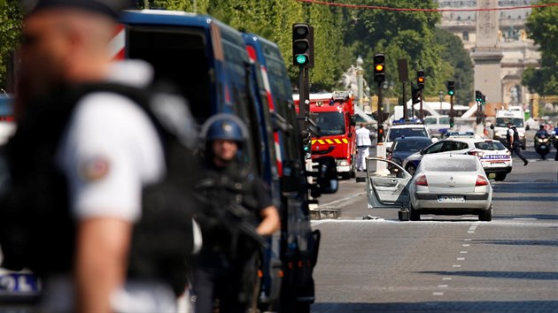 Policist hldkuj  v okol pask tdy Champs-Elyses, kde tonk najel autem do policejn dodvky. (19.6. 2017)