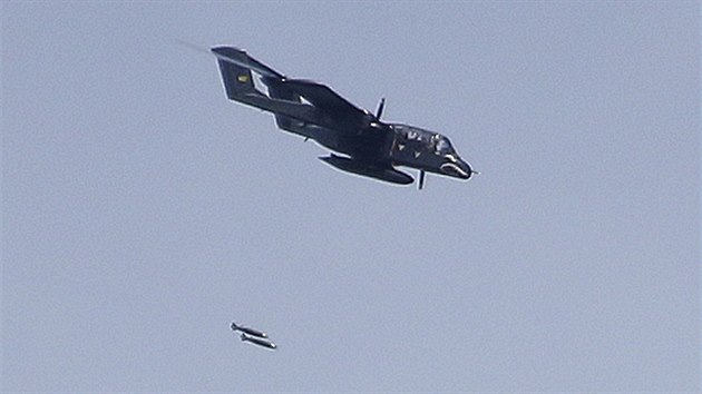 Stroj filipnsk armdy OV-10 Bronco shazuje bomby na pozice islamist v Marawi. (9. ervna 2017)