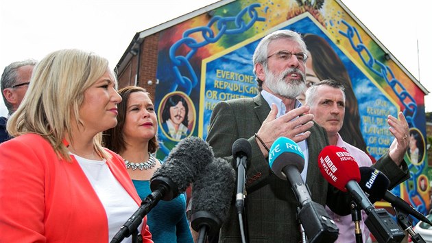 Vdce Sinn Fin Gerry Adams v Belfastu. Vlevo fka severoirsk organizace strany Michelle O'Neillov (9. ervna 2017)