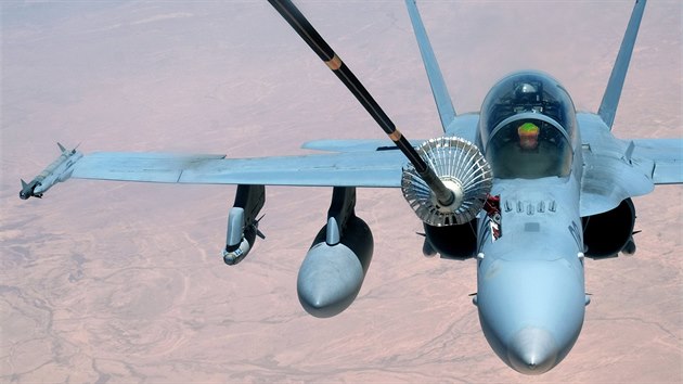 Americk stroj F-18 Super Hornet tankuje palivo z letounu KC-10 (31. kvtna 2017)