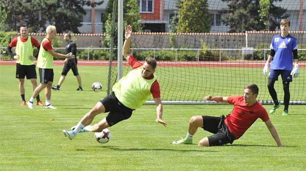 Letn pprava fotbalist Mlad Boleslavi. Na trninku bojuj o m Adam Jno (vlevo) a Luk eleznk.