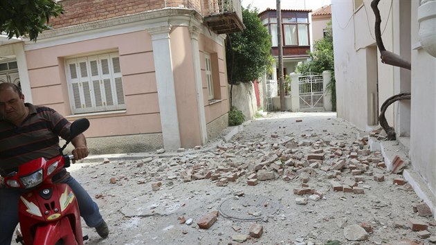 Mu projd kolem znienho domu v eck vesnici Plomari, kterou zashlo zemtesen. (12. 6. 2017)