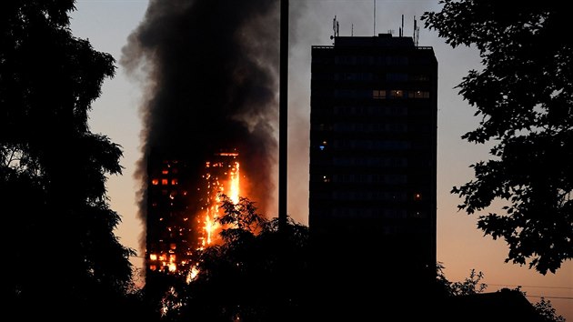 Plameny pohltily vkov bytov dm v zpadnm Londn (14. ervna 2017)