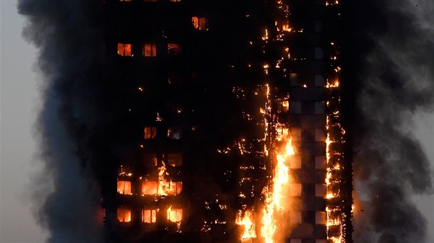 Plameny pohltily vkov bytov dm v zpadnm Londn (14. ervna 2017)