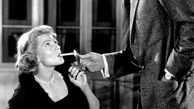 Rita Hayworthov a Burt Lancaster ve filmu Oddlen stoly (1958)