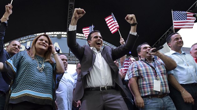 Guvernr Portorika Ricardo Rossello slav vsledek referenda, v nm se vtina hlasujcch vyslovila pro pipojen k USA (11.6.2017)