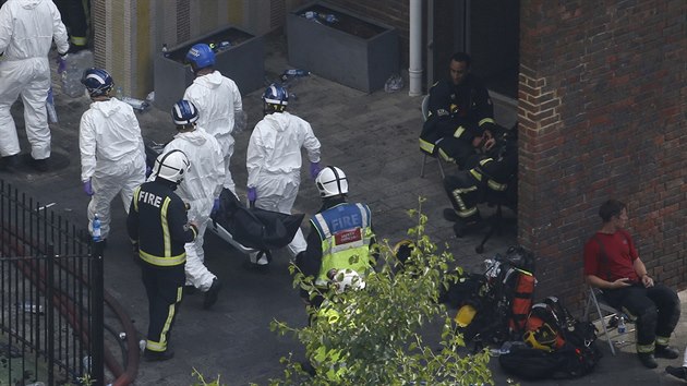 Zchrani zasahuj po poru budovy Grenfell Tower v Londn (14.6.2017)