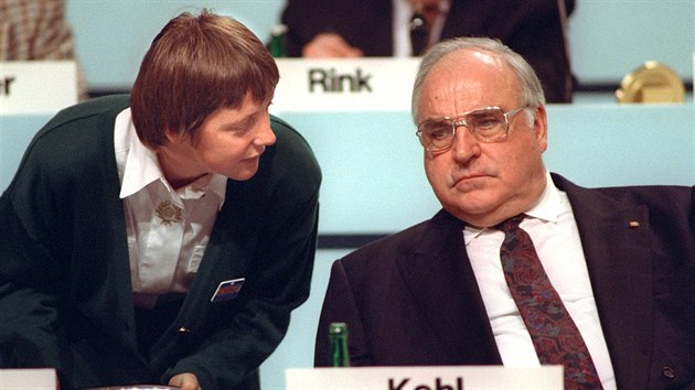 Nmeck kancl Helmut Kohl a budouc kanclka Angela Merkelov na sjezdu CDU v prosinci 1991