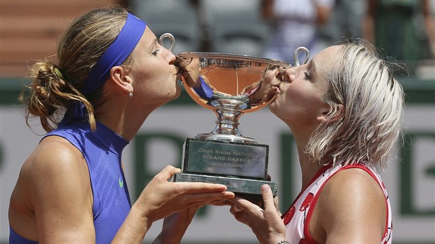 S trofej. ampionky. Bethanie Mattekov-Sandsov a Lucie afov slav titul z Roland Garros.