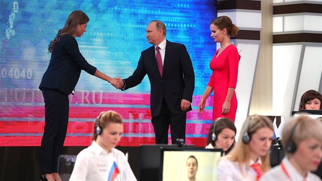 Vladimir Putin pi pchodu na tvrten debatu s obany (15. ervna 2017)