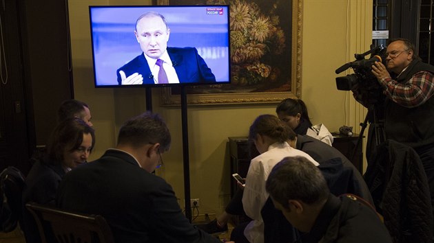 Vladimir Putin pi debat s obany. Zbry vyslaj vechny hlavn televizn stanice v Rusku (15. ervna 2017)