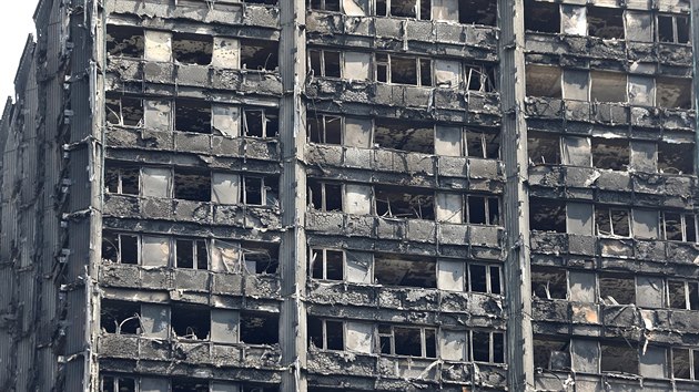 Vov dm Grenfell Tower ek po poru demolice.