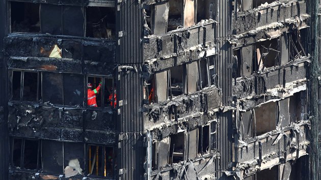 Vov dm Grenfell Tower ek po poru demolice.