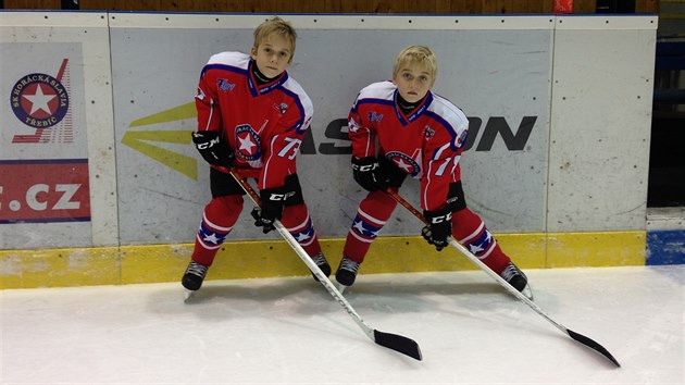 Synov Radka Zamazala Erik (vlevo) a Denis hraj od pti let hokej za Horckou Slavii Teb.