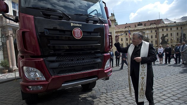 Kardinl Dominik Duka poehnal nkladnmu vozu Tatra Phoenix Euro 6 Prsident, kter byl 14. ervna pedstaven v Praze. Akce se konala u pleitosti oslav 120. vro od zahjen vroby automobil v Kopivnici.