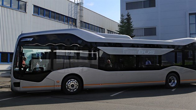 Pedstaven autobusu Future Bus ve vrobnm zvodu EvoBus na Domalicku (10. ervna 2017).