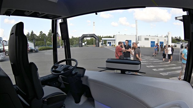 Pedstaven autobusu Future Bus ve vrobnm zvodu EvoBus na Domalicku (10. ervna 2017).