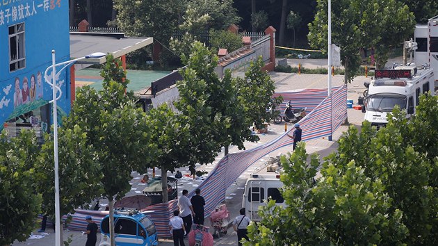 tvrten exploze u vchodu do matesk koly ve mst Feng-sien ve vchodn n si vydala osm mrtvch a 65 zrannch (15. erven 2017).