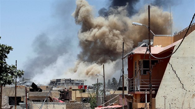 Kou se vzn nad budovami v zpadnm Mosulu (17. erven 2017)