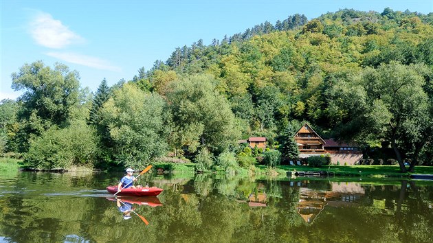 Mezi Zvkovcem a Skryjemi poplujete panenskou krajinou, kde civilizaci pipomnaj jen roztrouen chaty.