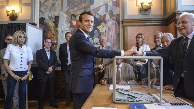 Prezident Emmanuel Macron se k volbm dostavil i s manelkou Brigitte.