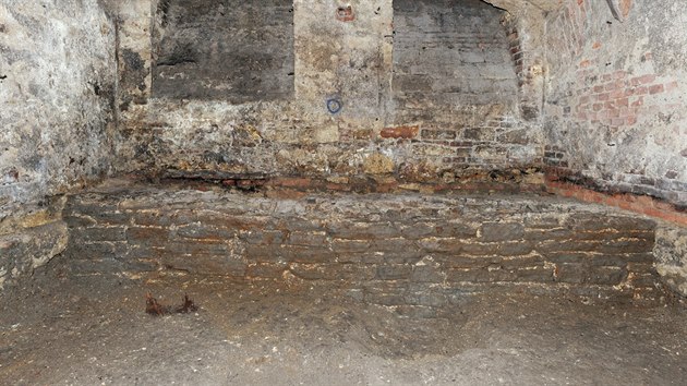 st staromstsk hradby postaven vpolovin 13. stolet kolem Vltavy a zachovan v podzem domu.