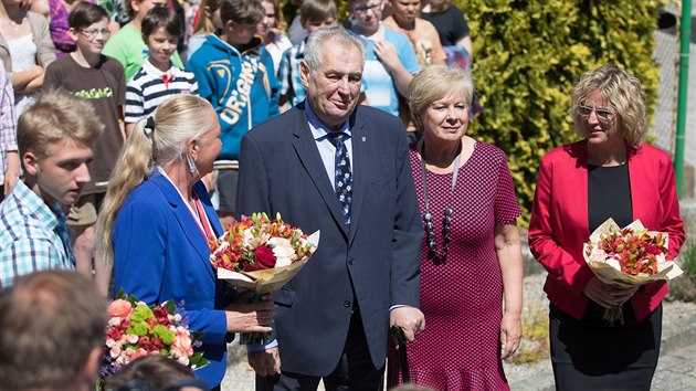 Prezident Milo Zeman zavtal  do Cehnic - Jihoesk vesnice roku 2016.