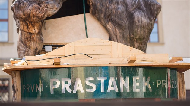 Instalace Prastnku na Malostranskm nmst zaala u v pondl.