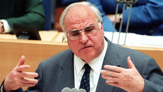 Bval nmeck kancl Helmut Kohl pi projevu v nmeckm parlamentu.