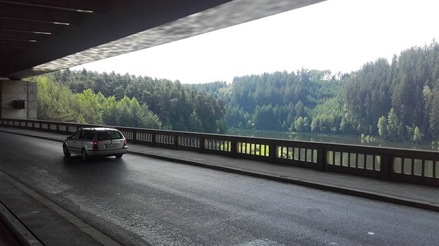 Ve spodnm pate si turist asto zastav a kochaj se vhledem na elivskou pehradu.