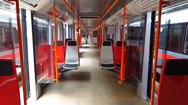 Na lince metra C si cestujc mohou vyzkouet nov, plastov sedaky. (12. ervna 2017)