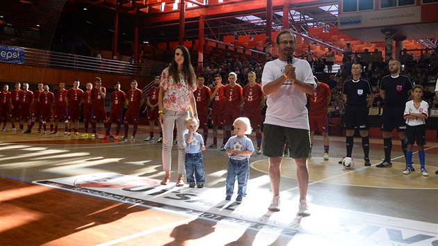 Momentka z charitativnho zpasu fotbalov a futsalov reprezentace pro Vladimra Mikule, masra obou reprezentac, kter trp nemoc ALS.
