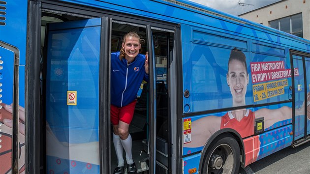 esk basketbalistka Ilona Burgrov v Hradci Krlov u nov polepenho reklamnho autobusu s jejm portrtem pro nadchzejc mistrovstv Evropy.