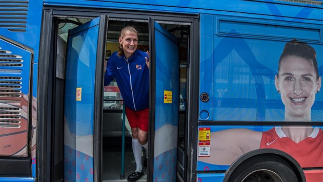 esk basketbalistka Ilona Burgrov v Hradci Krlov u nov polepenho reklamnho autobusu s jejm portrtem pro nadchzejc mistrovstv Evropy.