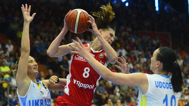 esk basketbalistka Ilona Burgrov se probj ukrajinskou obranou.