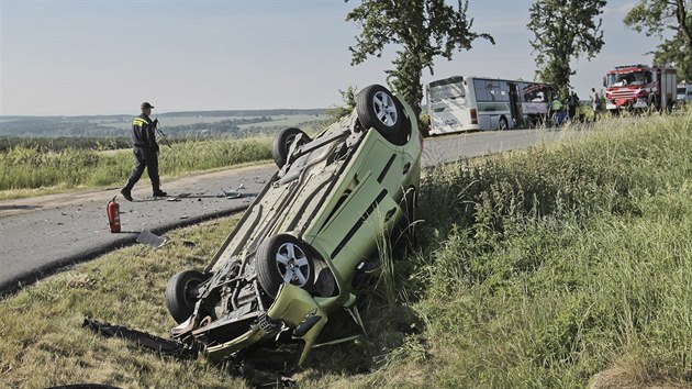 Pi stetu autobusu a osobnho auta u Kunjovic se lehce zranili tyi lid. (14. ervna 2017)