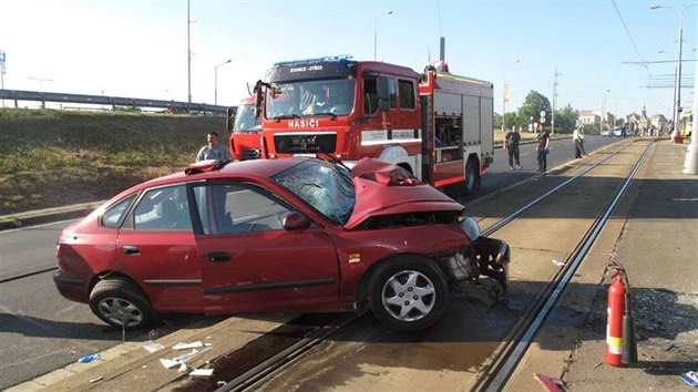 idika vjela na tramvajov ps a narazila do sloupu trolejovho veden. (18. ervna 2017)