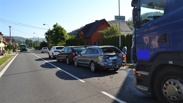 idi nkladnho vozu nedobrzdil kolonu a zapasoval do sebe tyi drah vozy.