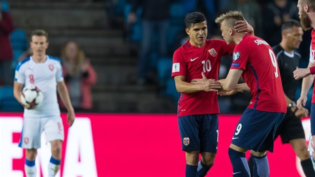 Nort fotbalist Alexander Soderlund (vpravo) a  Tarik Elyounoussi se raduj z glu v zpase s eskem.