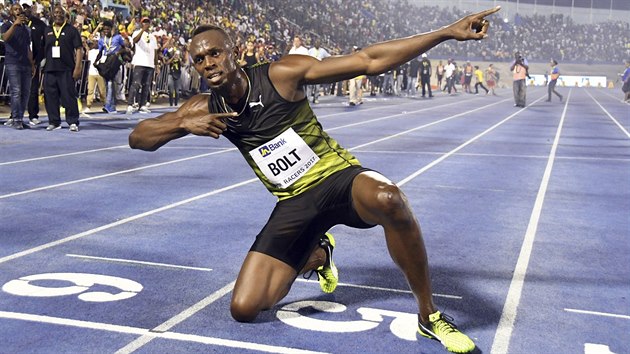 Usain Bolt a jeho typick gesto po vtztsv v Kingstonu.